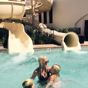 Tori Spelling et ses enfants s'amusent en vacances à Carlsbad, Los Angeles, le 10 août 2015
