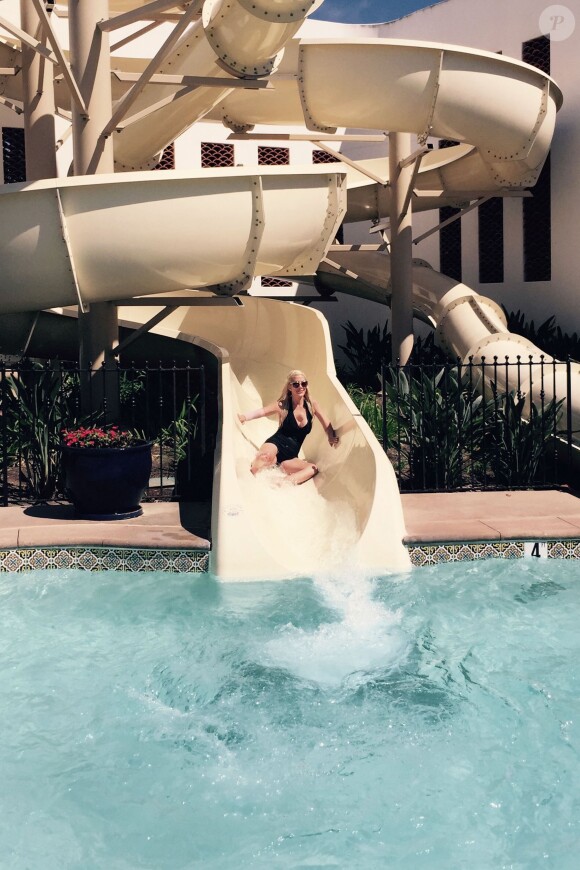 Tori Spelling et ses enfants s'amusent en vacances à Carlsbad, Los Angeles, le 10 août 2015