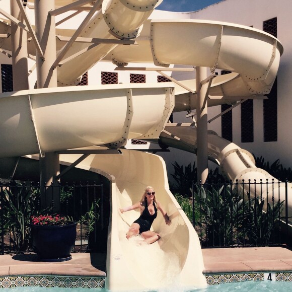 Tori Spelling et ses enfants s'amusent en vacances à Carlsbad, Los Angeles, le 10 août 2015