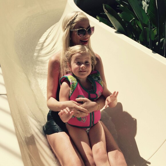 Tori Spelling et ses enfants s'amusent en vacances à Carlsbad, Los Angeles, le 10 août 2015