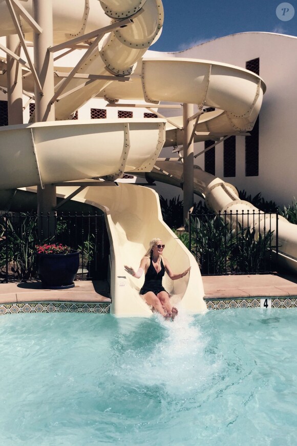 Tori Spelling et ses enfants s'amusent en vacances à Carlsbad, Los Angeles, le 10 août 2015