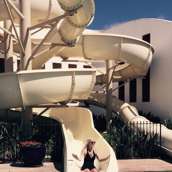 Tori Spelling et ses enfants s'amusent en vacances à Carlsbad, Los Angeles, le 10 août 2015