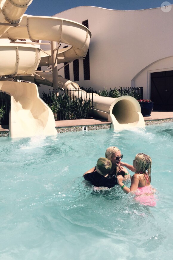 Tori Spelling et ses enfants s'amusent en vacances à Carlsbad, Los Angeles, le 10 août 2015