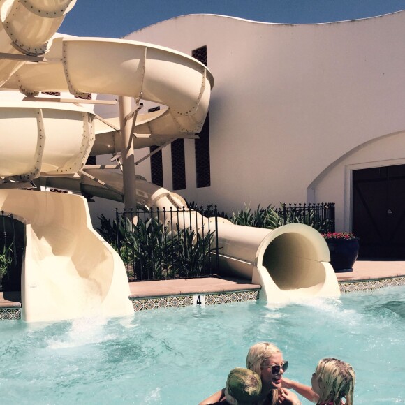 Tori Spelling et ses enfants s'amusent en vacances à Carlsbad, Los Angeles, le 10 août 2015