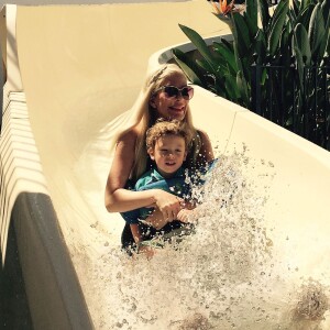 Tori Spelling et ses enfants s'amusent en vacances à Carlsbad, Los Angeles, le 10 août 2015