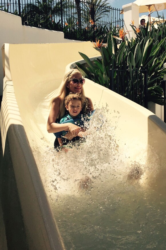 Tori Spelling et ses enfants s'amusent en vacances à Carlsbad, Los Angeles, le 10 août 2015