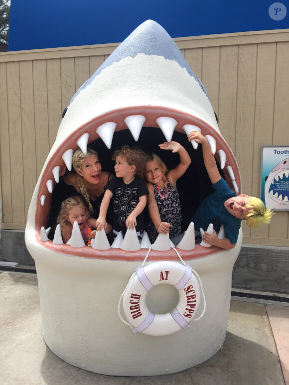 Tori Spelling et ses enfants s'amusent en vacances à Carlsbad, Los Angeles, le 10 août 2015