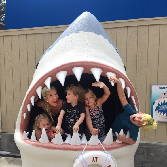 Tori Spelling et ses enfants s'amusent en vacances à Carlsbad, Los Angeles, le 10 août 2015