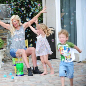 Tori Spelling et ses enfants à Los Angeles, le 28 juillet 2015