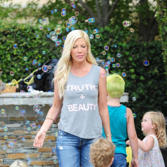 Tori Spelling et ses enfants à Los Angeles, le 28 juillet 2015