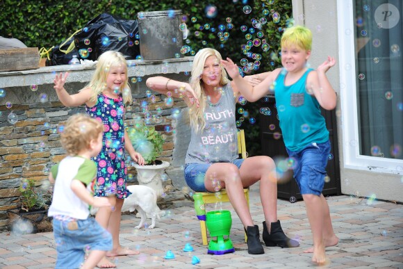 Tori Spelling et ses enfants à Los Angeles, le 28 juillet 2015