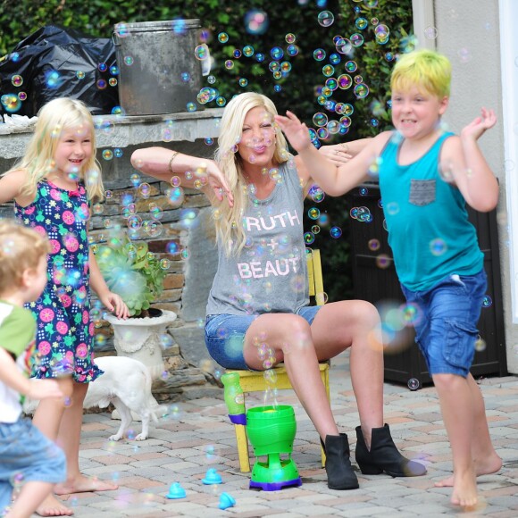 Tori Spelling et ses enfants à Los Angeles, le 28 juillet 2015