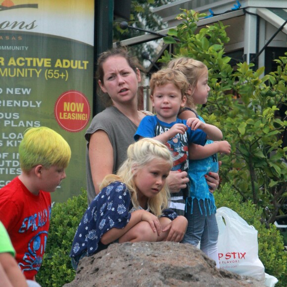 Exclusif - Les 4 enfants de Tori Spelling passent l'après-midi avec leur nounou à Calabasas le 9 juillet 2015. 