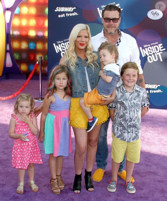 Tori Spelling avec son mari Dean McDermott et leurs enfants Finn, Stella, Hattie et Liam - Avant-première du film "Inside Out" à Hollywood, le 8 juin 2015 