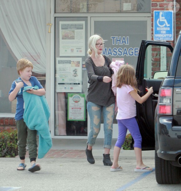 Exclusif - Tori Spelling avec ses enfants Liam et Stella à la sortie d'un salon de massage Thaï à Encino, le 24 mai 2015  For germany call for price - Please hide children face prior publication Exclusif - Tori Spelling takes two of her kids along for her 3-hour Thai massage. Tori, 42, took Liam, 8, and Stella, 6, to her massage appointment in Encino and had them wait in the front. Tori sported a bandage on her right arm from her supposed burn at Benihana on Easter Sunday. The burn had healed enough to get a legnthy massage.24/05/2015 - Encino