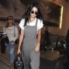 Kendall Jenner arrive à l'aéroport LAX de Los Angeles, habillée d'un t-shirt blanc, d'une salopette olive Forever 21 et de baskets blanches Kenneth Cole. Des lunettes de soleil Sunday Somewhere et un sac noir Givenchy (modèle Lucrezia) accessoirisent sa tenue. Le 12 août 2015.