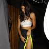 Kendall Jenner arrive au restaurant The Nice Guy à Los Angeles, habillée d'un top bandeau blanc House of CB (modèle Lelisa), d'une jupe Laquan Smith (collection automne 2015) et de sandales Aquazurra (modèle Linda). Le 9 août 2015.