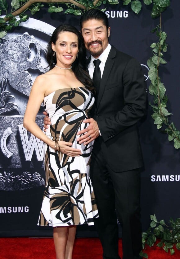 Brian Tee et sa femme Mirelly Taylor enceinte à la première de Jurassic World au théâtre The Dolby à Hollywood, le 9 juin 201
