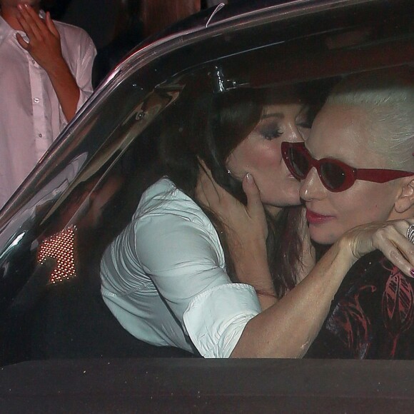 Lady Gaga et Lisa Vanderpump sont allées dîner au restaurant Pump Lounge à West Hollywood, Los Angeles, le 12 août 2015. A la sortie, la chanteuse américaine est tombée à la renverse.