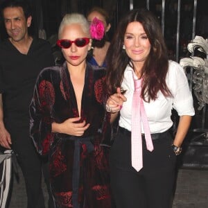 Lady Gaga et Lisa Vanderpump sont allées dîner au restaurant Pump Lounge à West Hollywood, Los Angeles, le 12 août 2015. A la sortie, la chanteuse américaine est tombée à la renverse.