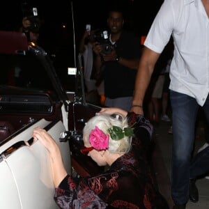 Lady Gaga et Lisa Vanderpump sont allées dîner au restaurant Pump Lounge à West Hollywood, Los Angeles, le 12 août 2015. A la sortie, la chanteuse américaine est tombée à la renverse.