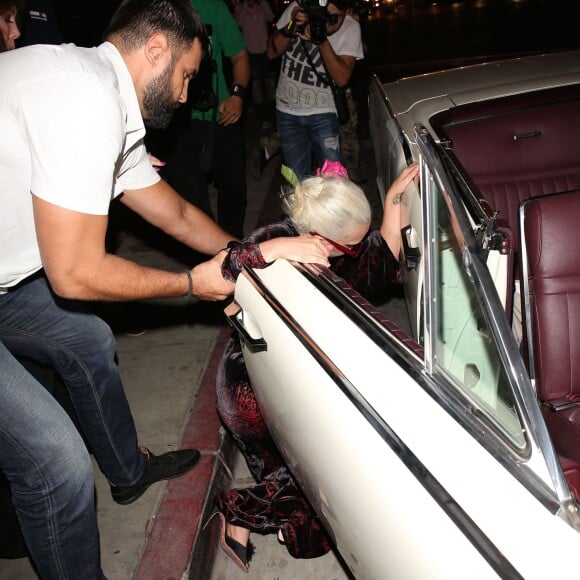 Lady Gaga et Lisa Vanderpump sont allées dîner au restaurant Pump Lounge à West Hollywood, Los Angeles, le 12 août 2015. A la sortie, la chanteuse américaine est tombée à la renverse.