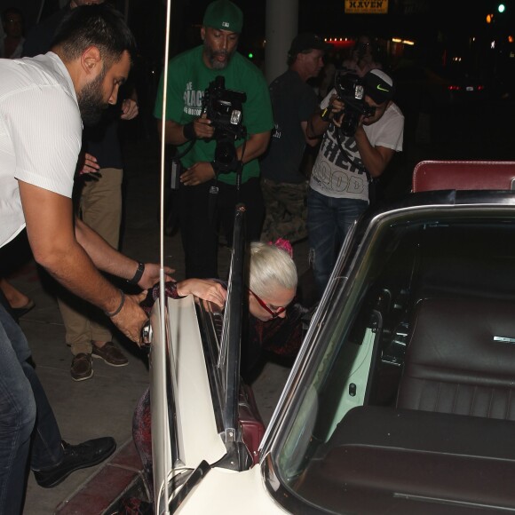 Lady Gaga et Lisa Vanderpump sont allées dîner au restaurant Pump Lounge à West Hollywood, Los Angeles, le 12 août 2015. A la sortie, la chanteuse américaine est tombée à la renverse.