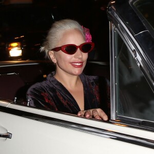 Lady Gaga et Lisa Vanderpump sont allées dîner au restaurant Pump Lounge à West Hollywood, Los Angeles, le 12 août 2015. A la sortie, la chanteuse américaine est tombée à la renverse.