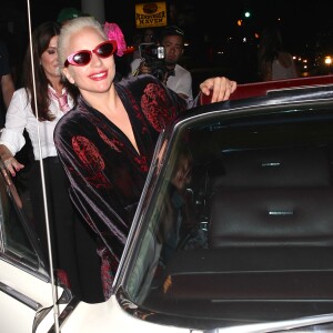 Lady Gaga et Lisa Vanderpump sont allées dîner au restaurant Pump Lounge à West Hollywood, Los Angeles, le 12 août 2015. A la sortie, la chanteuse américaine est tombée à la renverse.