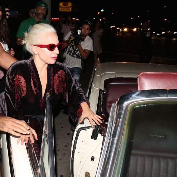 Lady Gaga et Lisa Vanderpump sont allées dîner au restaurant Pump Lounge à West Hollywood, Los Angeles, le 12 août 2015. A la sortie, la chanteuse américaine est tombée à la renverse.