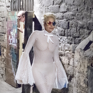 Lady Gaga quitte un restaurant avec ses bodyguard à Peruglia le 13 juillet 2015.  