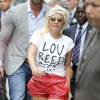 Lady Gaga qui porte un t-shirt "Lou Reed" dans les rues de New York le 19 juin 2015  