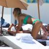 Laura Cremaschi, irrésistible en bikini vers, profite d'un après-midi ensoleillé sur la plage de Miami. Le 12 août 2015.