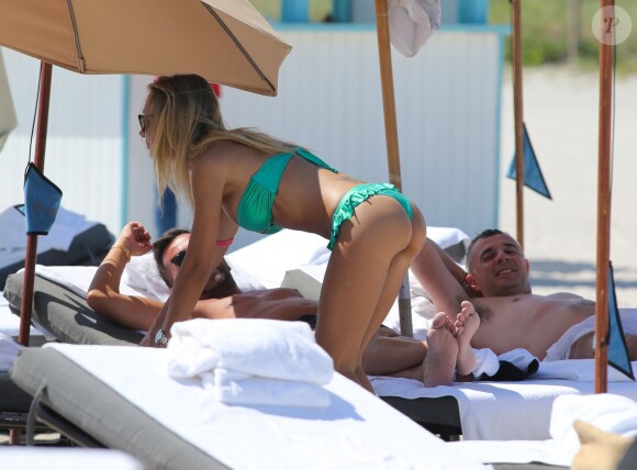 Laura Cremaschi, irrésistible en bikini vers, profite d'un après-midi ensoleillé sur la plage de Miami. Le 12 août 2015.