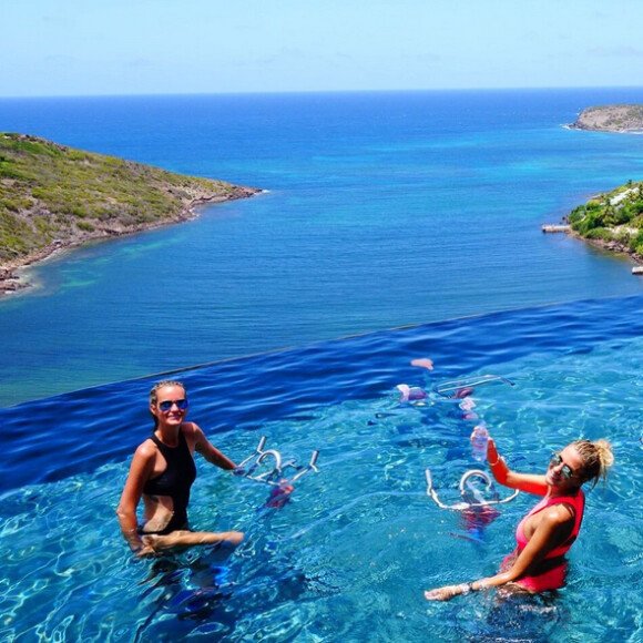 Aquabiking entre amies pour Laeticia Hallyday à Saint-Barthélémy