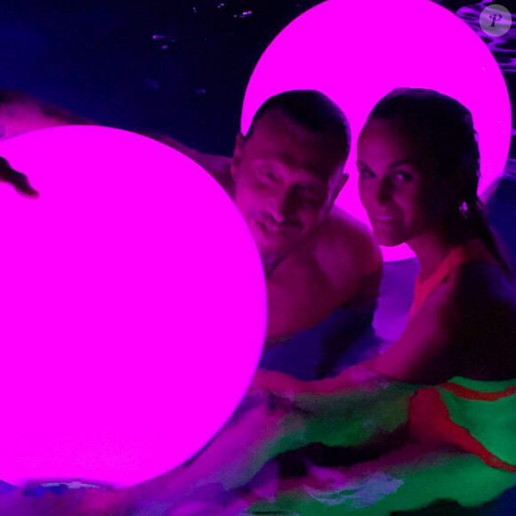 Johnny et Laeticia Hallyday, fin de soirée rose dans la piscine... Ils avaient organisé le vendredi 7 août 2015 une fabuleuse Pink Party dans leur maison de Saint-Barthélemy pour fêter comme chaque année les anniversaires de leurs filles Jade (11 ans) et Joy (7 ans). Photo Instagram Johnny Hallyday.