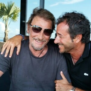 Exclusif : Bernard Montiel pose à Saint Barthélémy avec son ami Johnny Hallyday