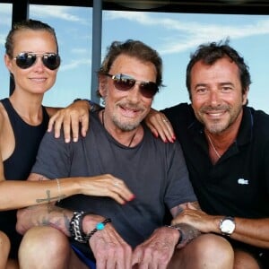 Exclusif : Bernard Montiel pose à Saint Barthélémy avec ses amis Johnny Hallyday et Laeticia