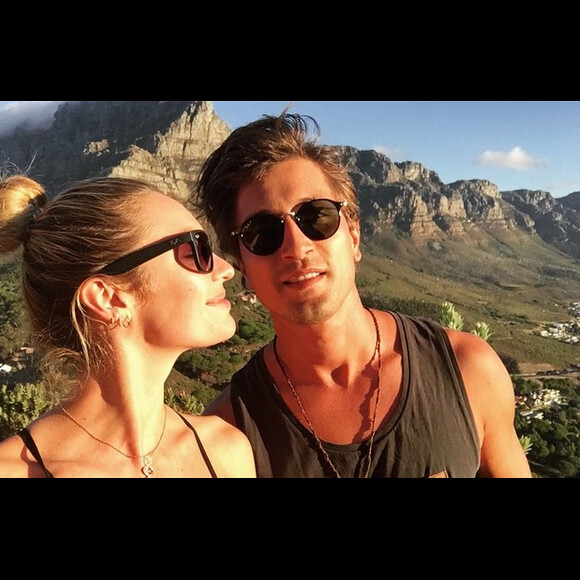 Candice Swanepoel et son boyfriend Hermann Nicoli : Après dix ans d'amour, ils sont fiancés ! Ici, in love en Afrique du sud