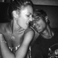 Candice Swanepoel et son boyfriend Hermann Nicoli : Après dix ans d'amour, ils sont fiancés ! Selfie pour les amoureux