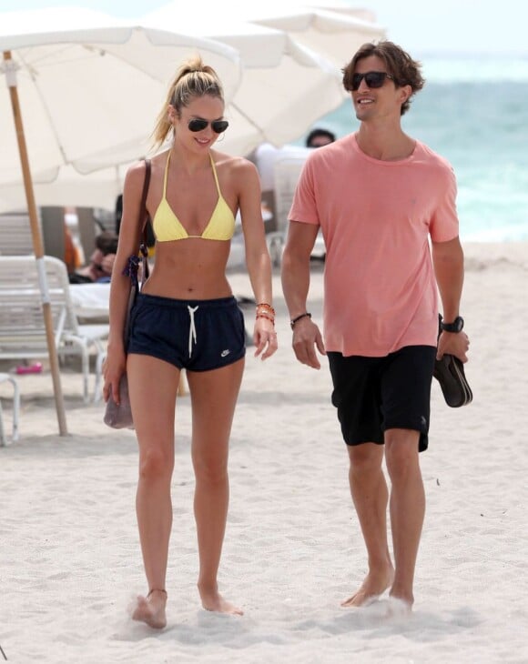 Candice Swanepoel, divine en bikini jaune, profite d'un moment détente sur une plage de Miami avec des amis et son chéri Hermann Nicoli. Le 27 mai 2013.