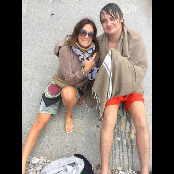 Eve Angeli prend la pose auprès de Pete Doherty pendant ses vacances