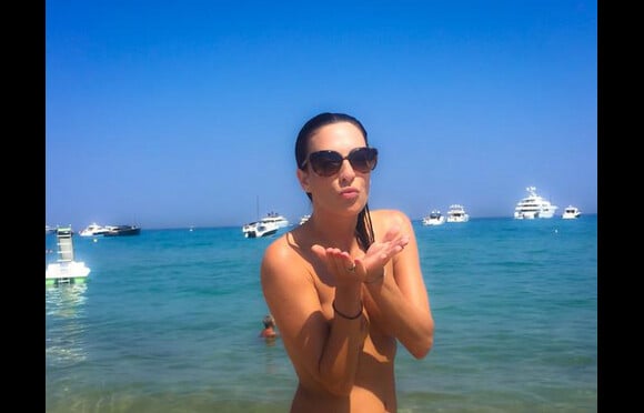 Eve Angeli topless pendant ses vacances sur la Cote d'Azur