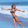 La torride Charlie Riina s'éclate sur une plage à Malibu, lors d'un shooting pour 138 Water. Le 28 juillet 2015.
