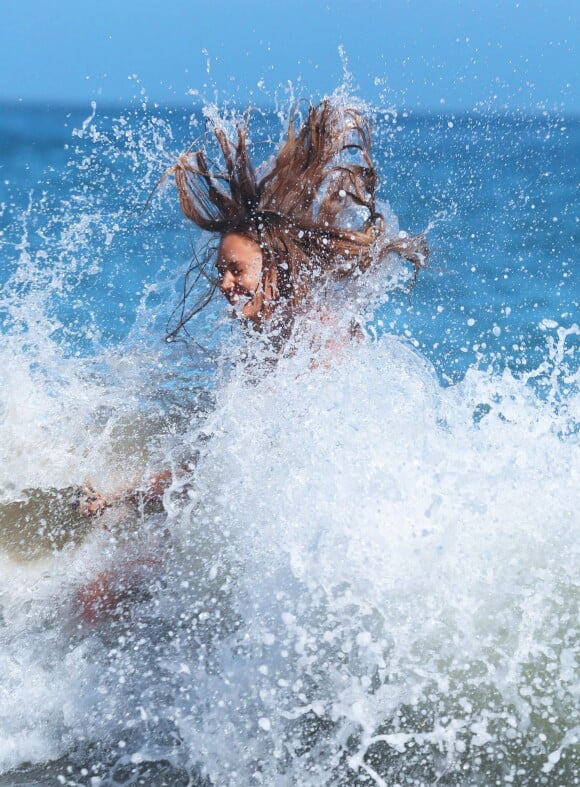 Charlie Riina en plein shooting pour 138 Water sur la plage à Malibu, le 14 juillet 2015.