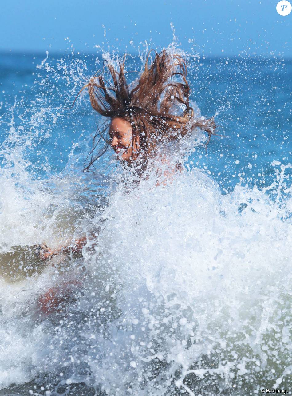 Charlie Riina En Plein Shooting Pour 138 Water Sur La Plage à Malibu Le 14 Juillet 2015