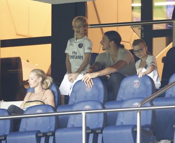 Zlatan Ibrahimovic, sa compagne Helena Seger et leurs fils Maximilian et Vincent devant le match PSG-GFC Ajaccio lors de la 2ème journée de la Ligue 1 au Parc des Princes à Paris, le 16 août 2015.