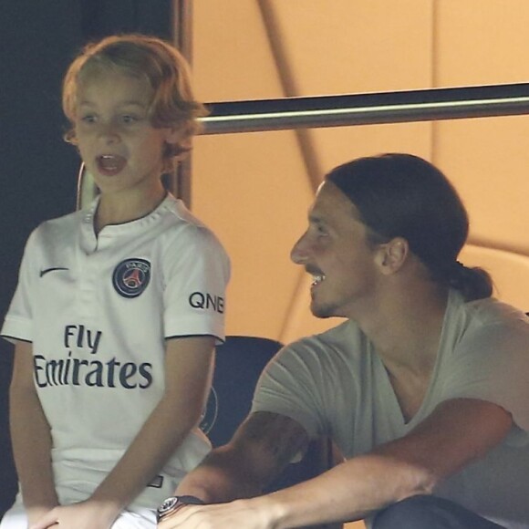 Zlatan Ibrahimovic, sa compagne Helena Seger et leurs fils Maximilian et Vincent devant le match PSG-GFC Ajaccio lors de la 2ème journée de la Ligue 1 au Parc des Princes à Paris, le 16 août 2015.