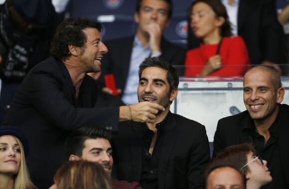 Patrick Bruel, Ary Abittan, Medi Sadoun devant le match PSG-GFC Ajaccio lors de la 2ème journée de Ligue 1 au Parc des Princes à Paris, le 16 août 2015.