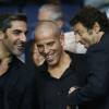 Patrick Bruel, Ary Abittan, Medi Sadoun devant le match PSG-GFC Ajaccio lors de la 2ème journée de la Ligue 1 au Parc des Princes à Paris, le 16 août 2015.